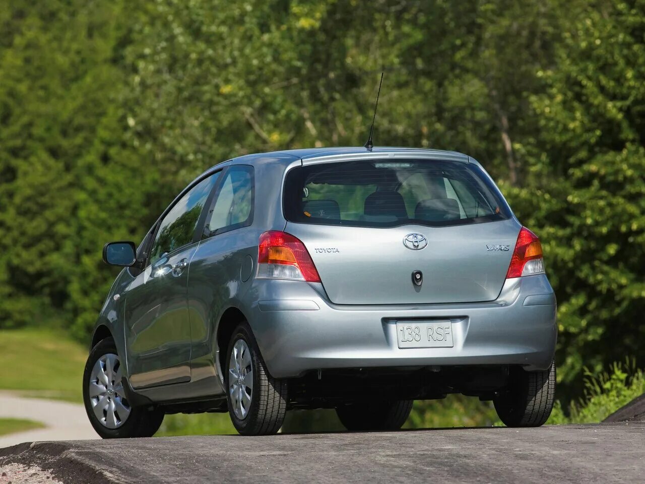 Toyota yaris 2009. Тойота ярис 2 поколения. Toyota vitz 1 поколение. Тойота ярис второе поколение. Тойота ярис xp9.