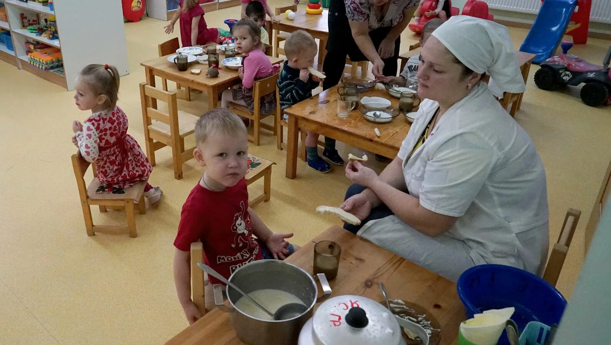 Няня в детском саду. Работа нянечки в детский садик. Работа нянечки в детский садик. Еда в детском саду. Нянечка в детский сад.