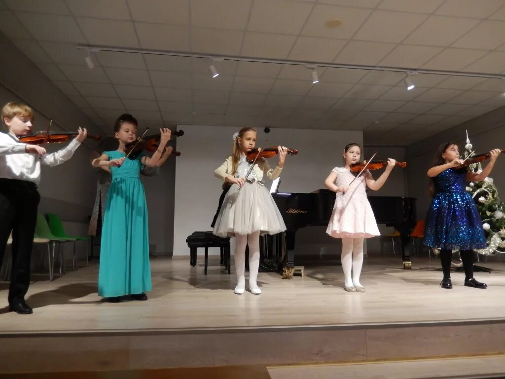 Новогоднее выступление в школе. Концерт в школе. новогодний концерт в школе. новый год концерт в школе. новый год в дмш.