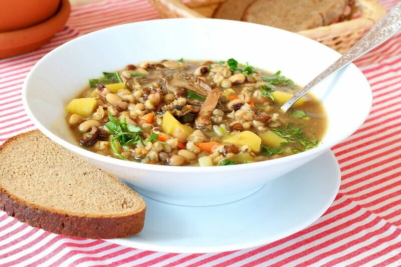 Фрикадельковый грибной суп. Грибовница с перловкой. Грибовница с перловкой. Грибной суп с перловкой из замороженных грибов. Монастырская кухня грибной суп.