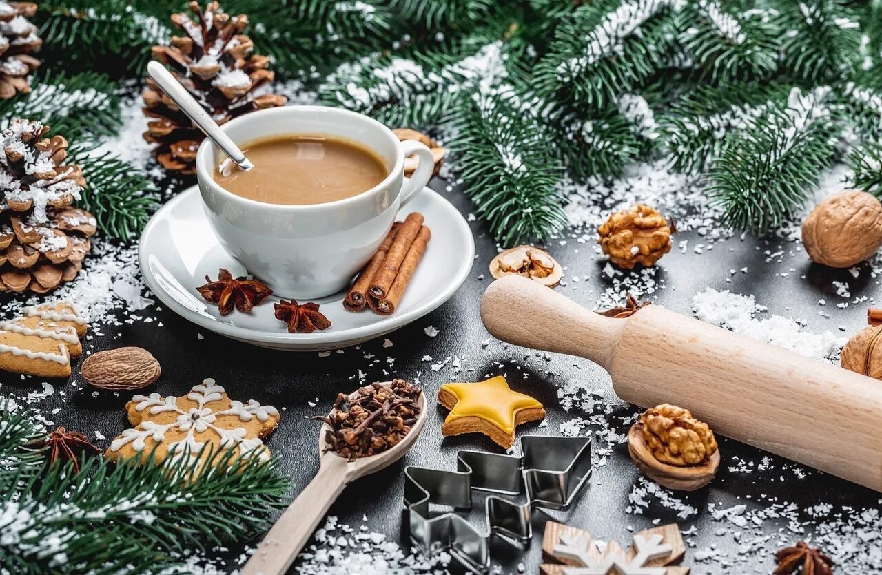 Вкусно ели. Новогодний кофе. Новогодний кофе корица. Новогоднее печенье и какао. Новогодние печеньки и кофе.