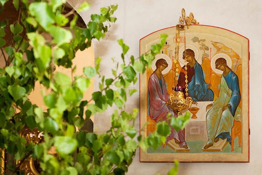 Какого числа праздник святой троицы. Троица праздник пятидесятница. святая троица пятидесятница икона. день святой троицы икона в храме. день святой троицы пятидесятница икона.