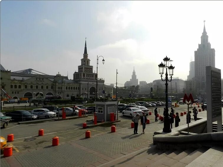 Москва площадь трёх вокзалов Каланчевская. Комсомольская площадь Каланчевская. Станция площадь трех вокзалов Каланчевская. Площадь трёх вокзалов в Москве Ярославский вокзал. Московские 3 вокзала