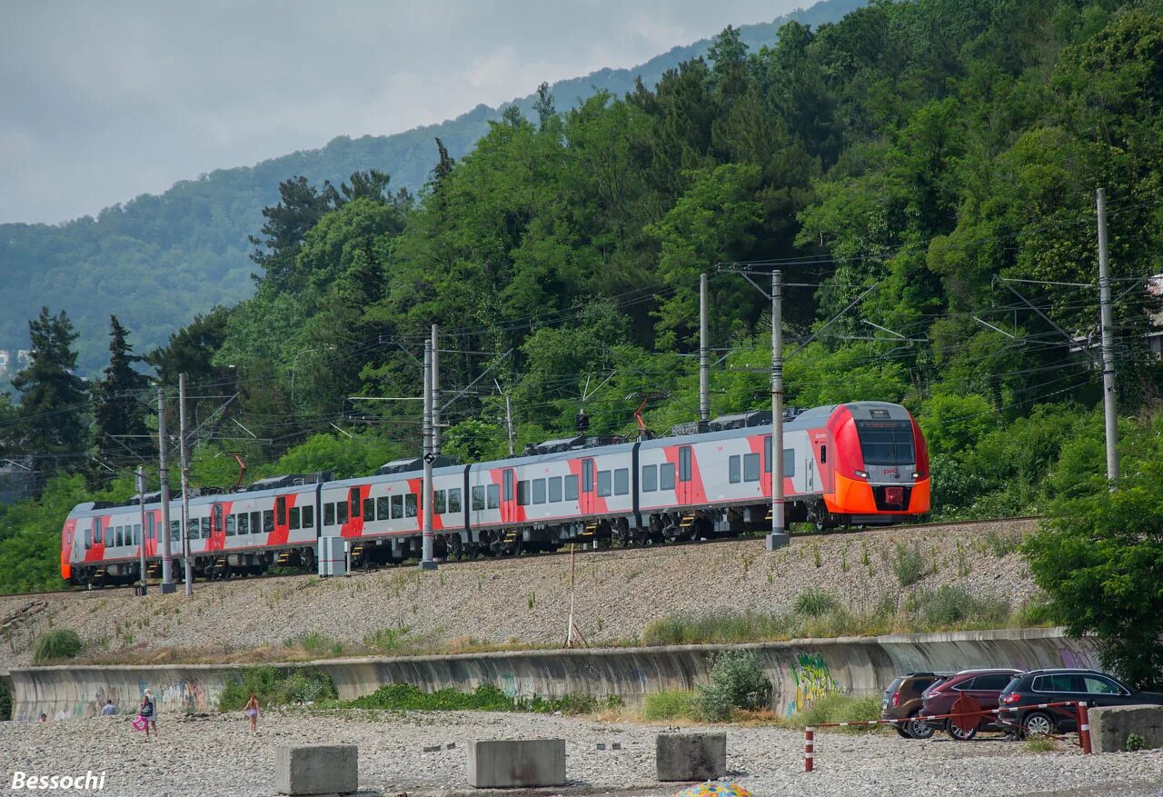 поезда идущие в адлер. эксплуатационное локомотивное депо туапсе. поезд ласточка гагра адлер. 2эс4к станция туапсе сортировочная. туапсе сочи гагра.