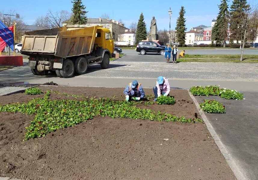 1 мая петрозаводск. Городской комбинат благоустройства Петрозаводск. Комбинат по благоустройству и озеленению Петрозаводск. Клумбы Петрозаводска. Площадь Гагарина Петрозаводск цветник.