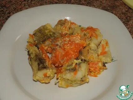 Минтай тушеный с морковью и сметаной