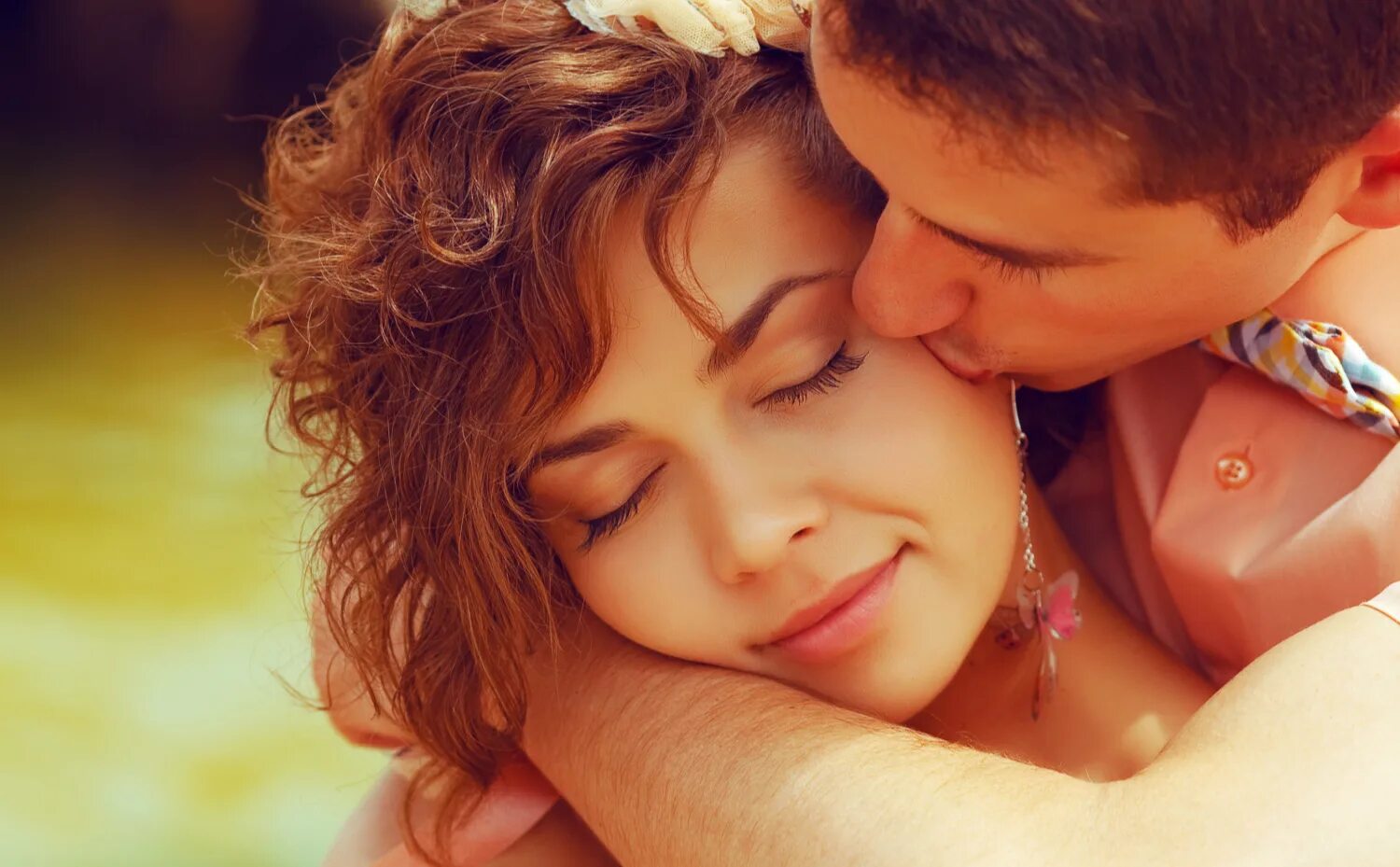 Есенин стихи ну целуй меня. Песня не люблю но целую. Красивые строки о любви. Стихотворение о нежном поцелуе. Не уходи побудь со мной романс текст.