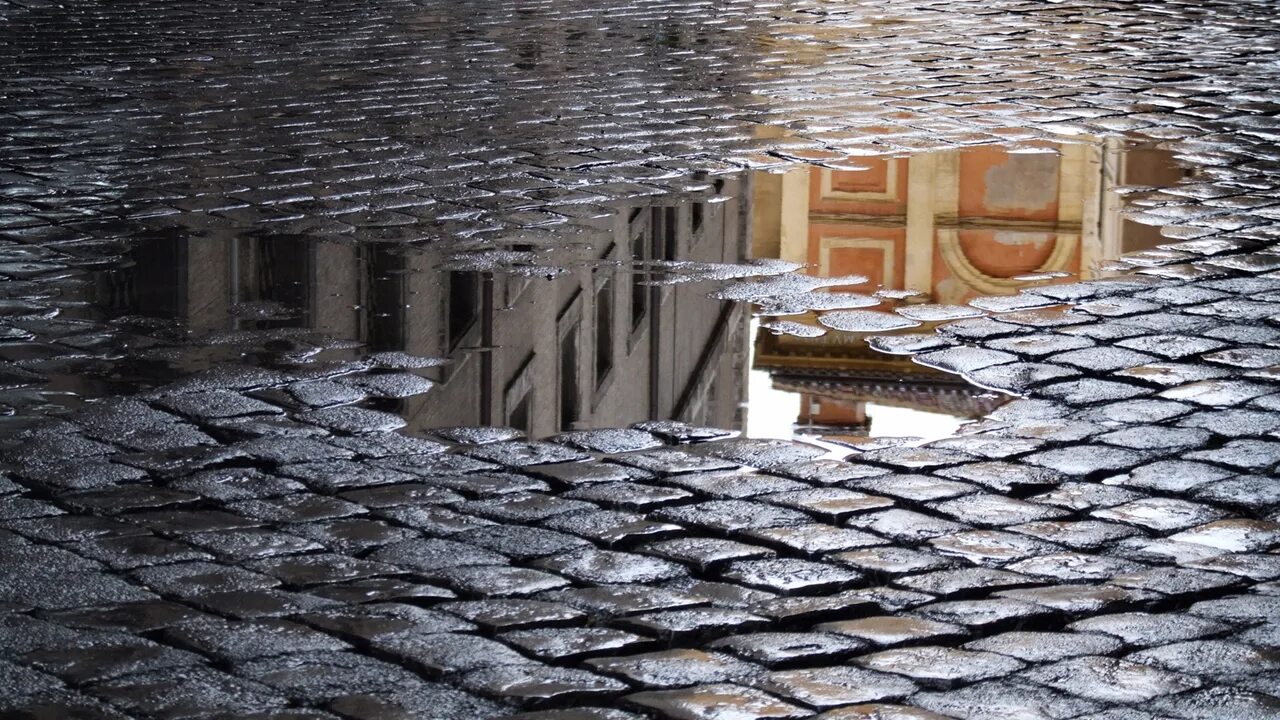 Отражение неба в луже. Красивое отражение в луже. Брусчатка булыжная мостовая. Лужа эстетика. Мокрая брусчатка.