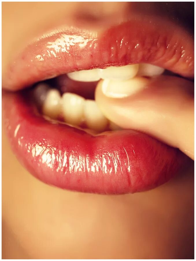 Lip biting. Красивые губки. Прикусывание губы. Поцелуй в губы.