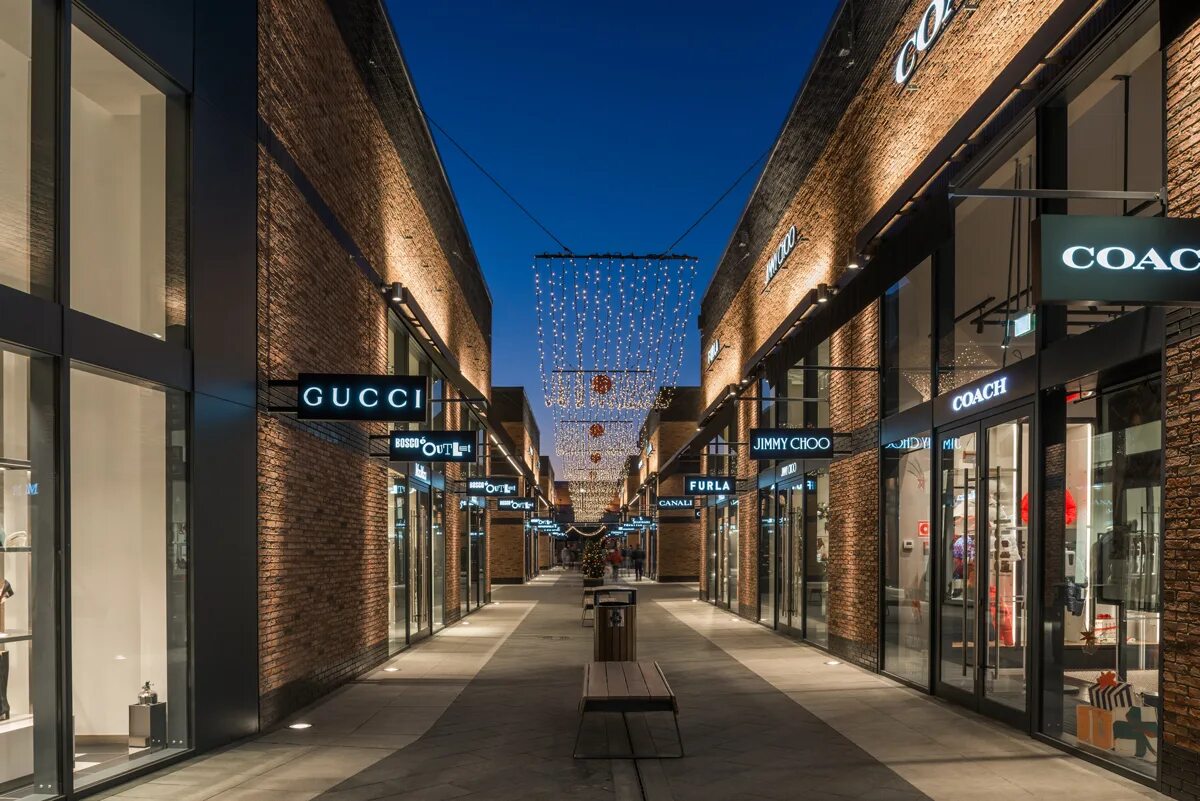 Outlet москва. The Outlet Moscow Архангельское. Аутлет Виладж Архангельско. Новорижское шоссе аутлет Архангельское. Аутлет Архангельское новая Рига.