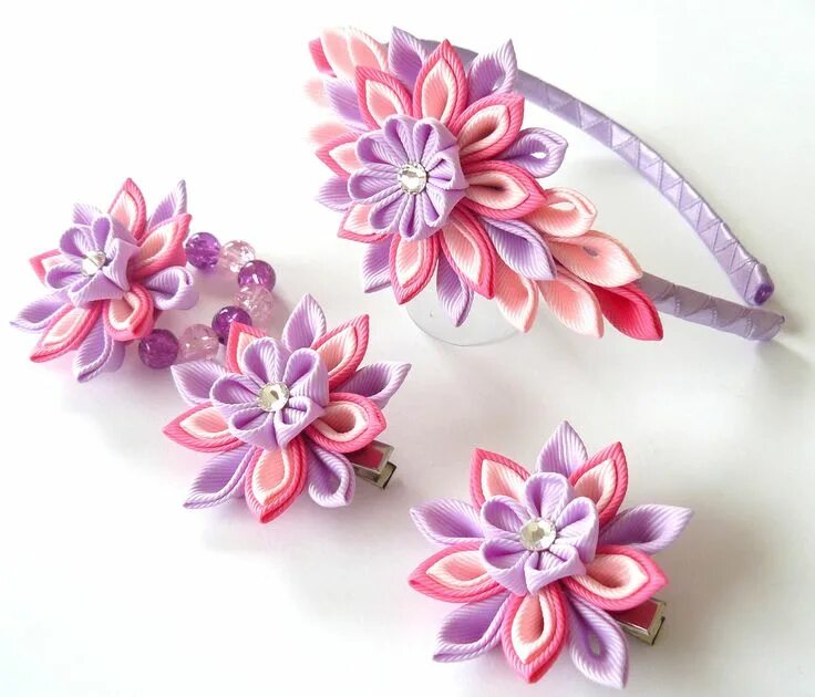 Цветы из лент техника. Многослойки канзаши. Заколки канзаши. Заколки из ленточек. Канзаши из ленты.