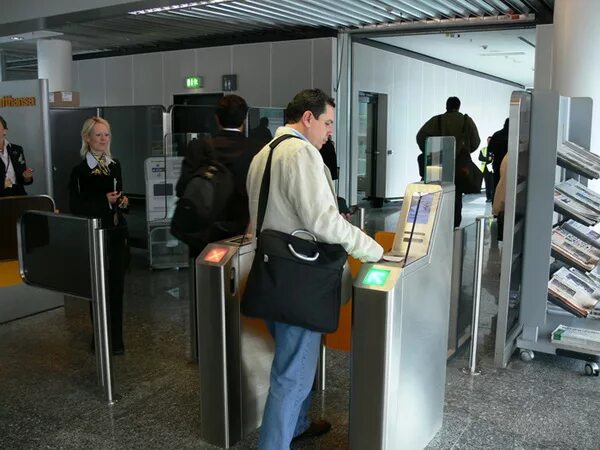 Plane gate. Аэропорт домодедово турникеты. egate в аэропорту домодедово. автоматические турникеты в шереметьево. аэропорт домодедово выход на посадку.