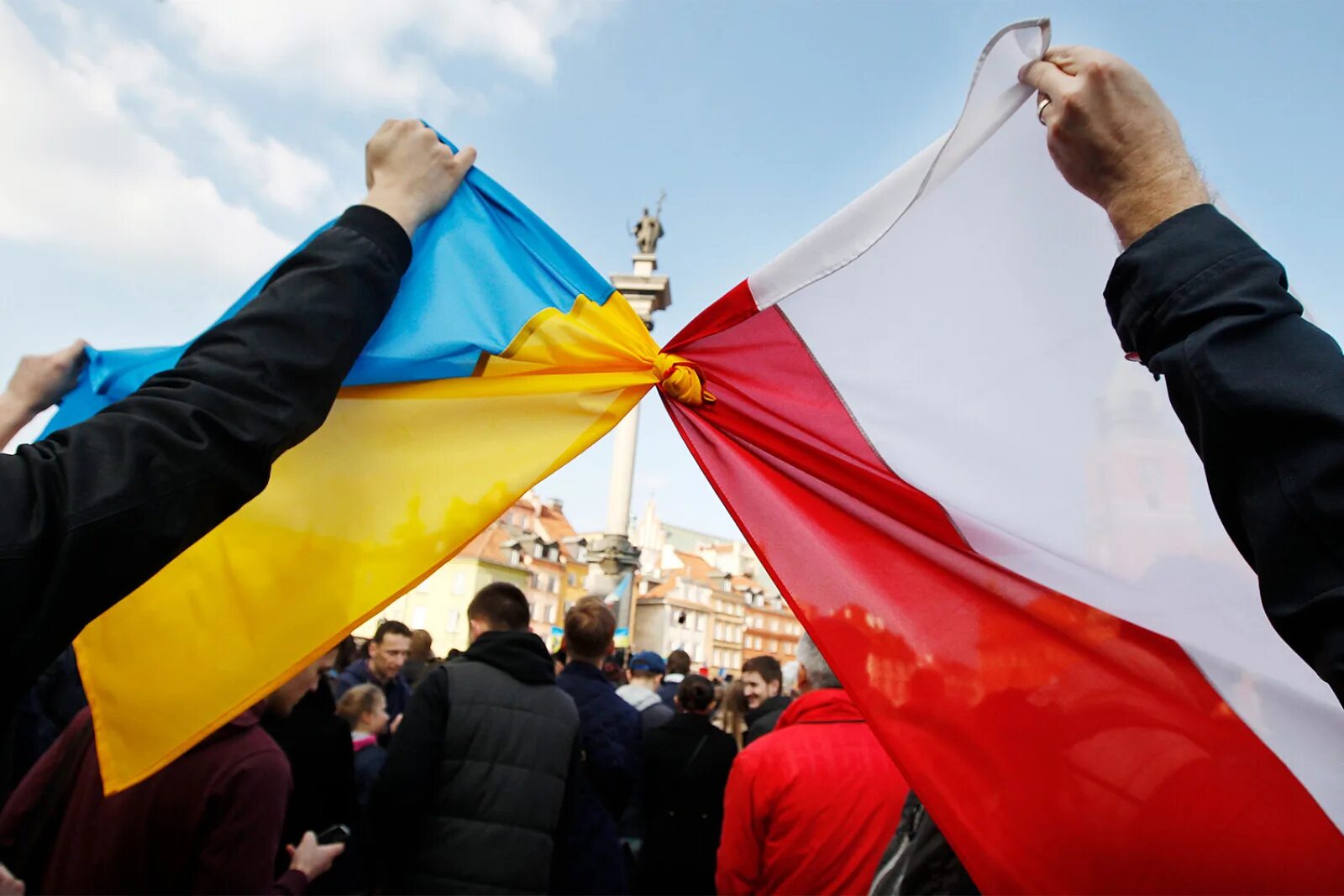 Финансирование украины россией. Флаг польши и украины. польша против украины. польско украинский флаг.