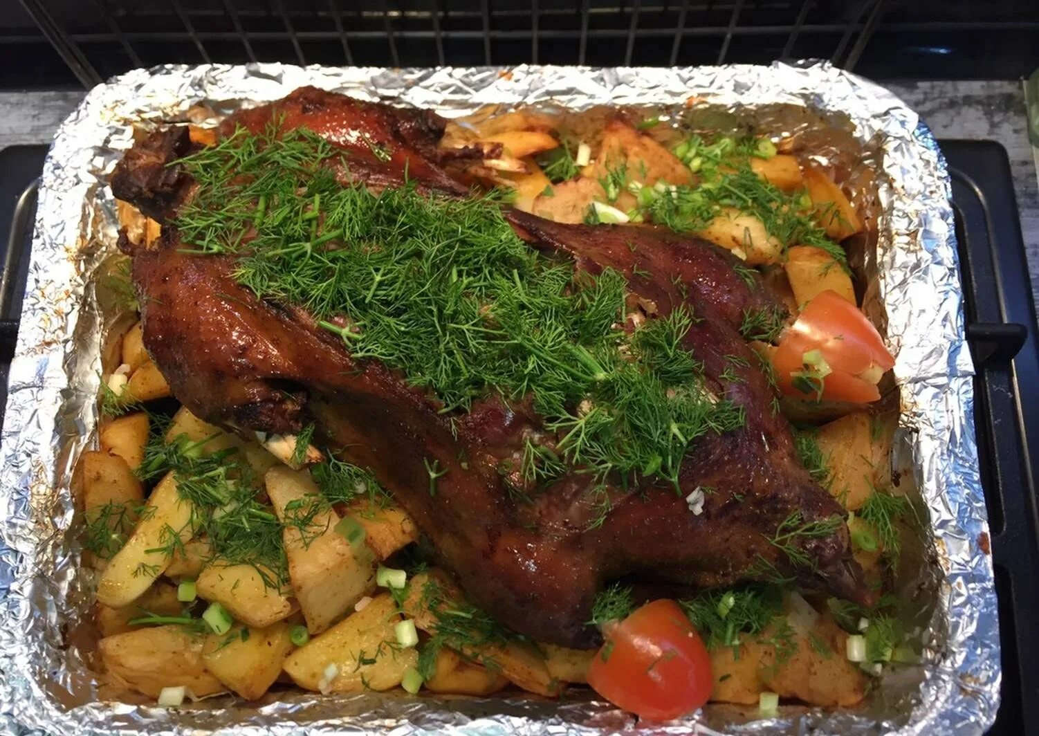 Самый вкусный гусь в духовке целиком. Гусь с овощами в духовке. запеченный гусь в русской печи. гусь с картошкой в духовке. гусь в духовке с картошкой и овощами.