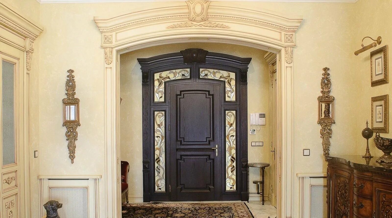 54. Фасадный декор для окон. Обрамление межкомнатных проемов. Облицовка пилястр и откосов. Колонны из натурального камня.