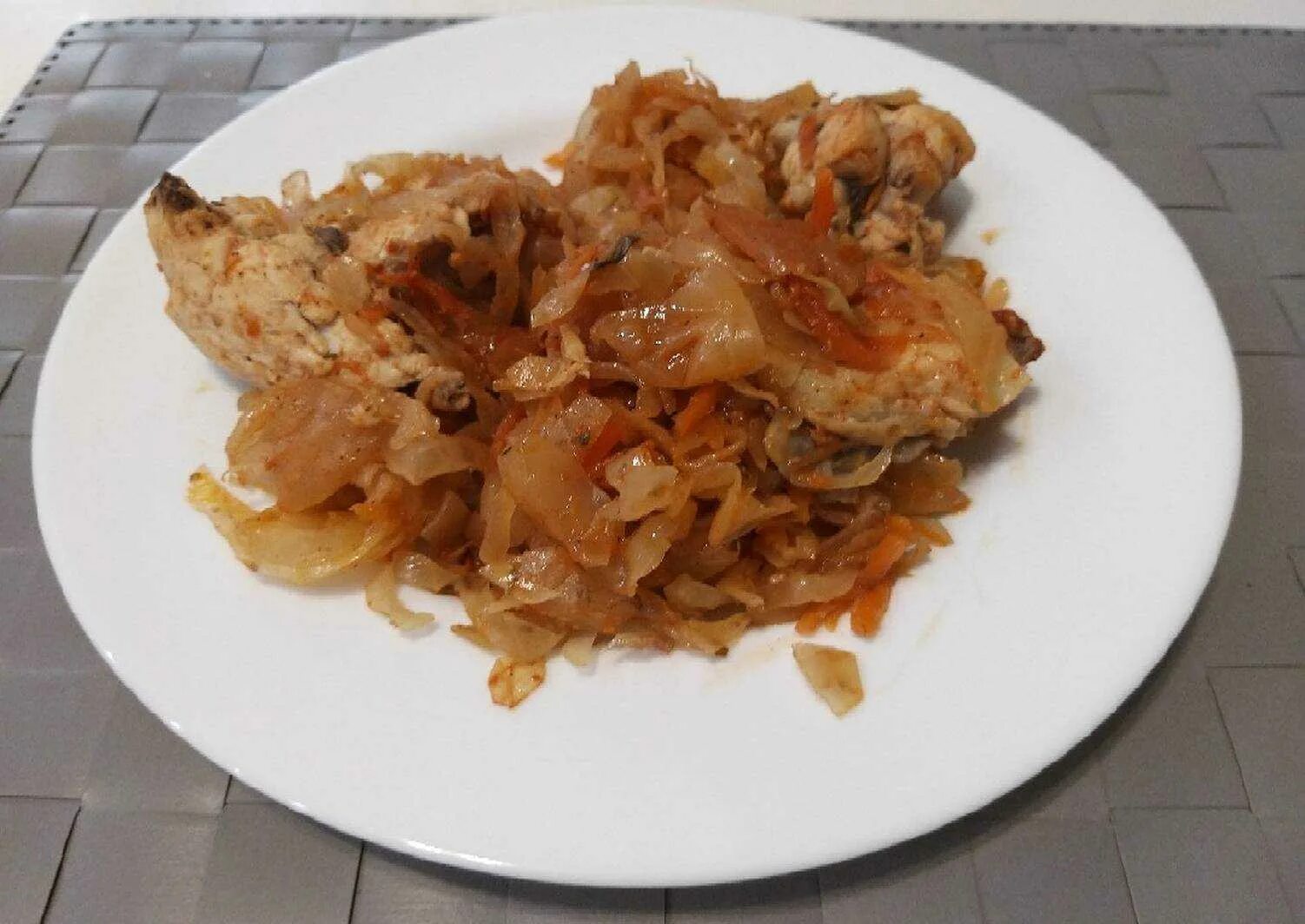 Тушеная капуста с куриной грудкой. Курица с овощами. Тушеная капуста с филе курицы. Капуста с куриным филе. Тушёная капуста с курицей.