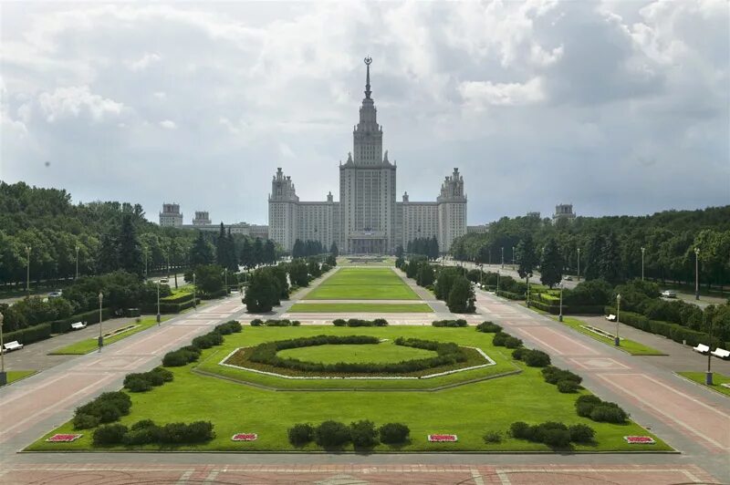 Площадь мгу. Москва МГУ Воробьевы горы. Парк Воробьевы горы МГУ. Парк перед МГУ. Университетская площадь МГУ.