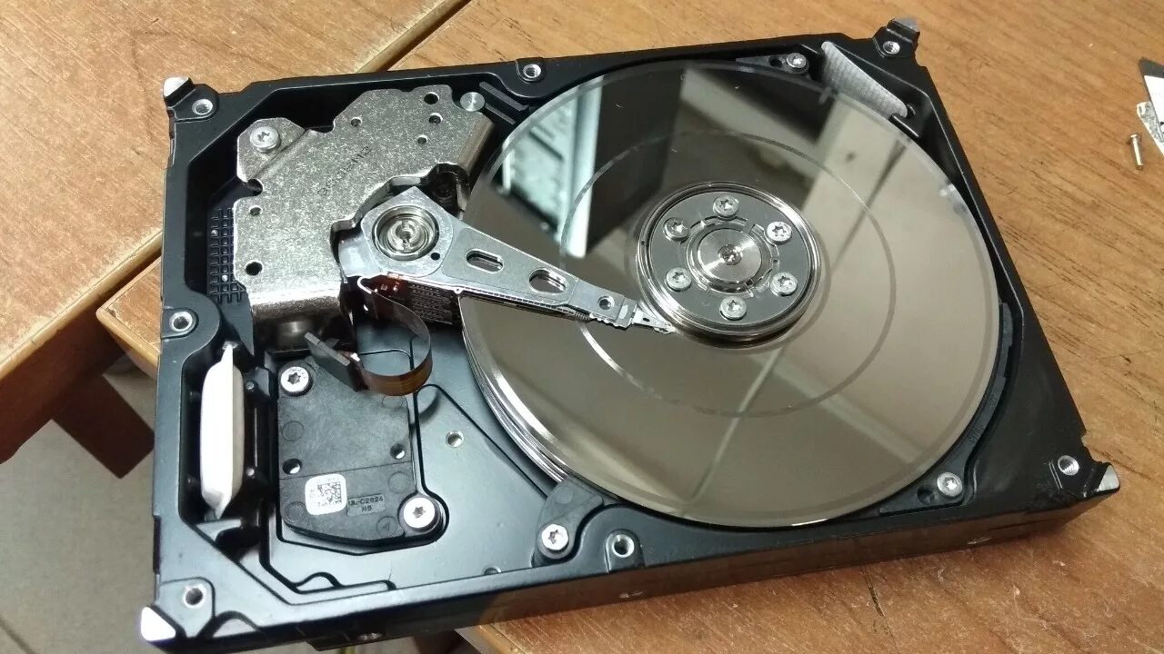 Битый жесткий диск. Пластины HDD. Поверхность жесткого диска. Магнитные пластины жесткого диска. Дисковые пластины HDD.