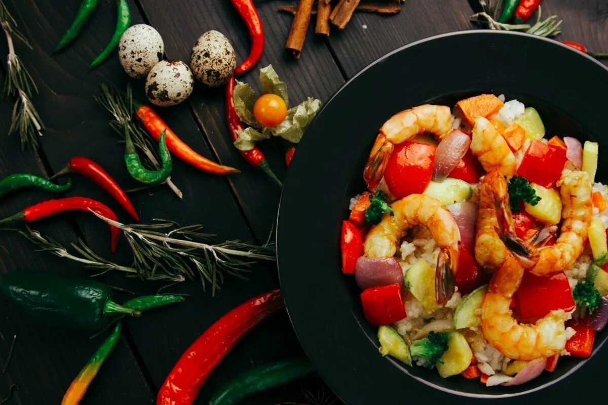 Еда на черном фоне. Красивые блюда. красивая еда. вкусная и красивая еда. овощные блюда.