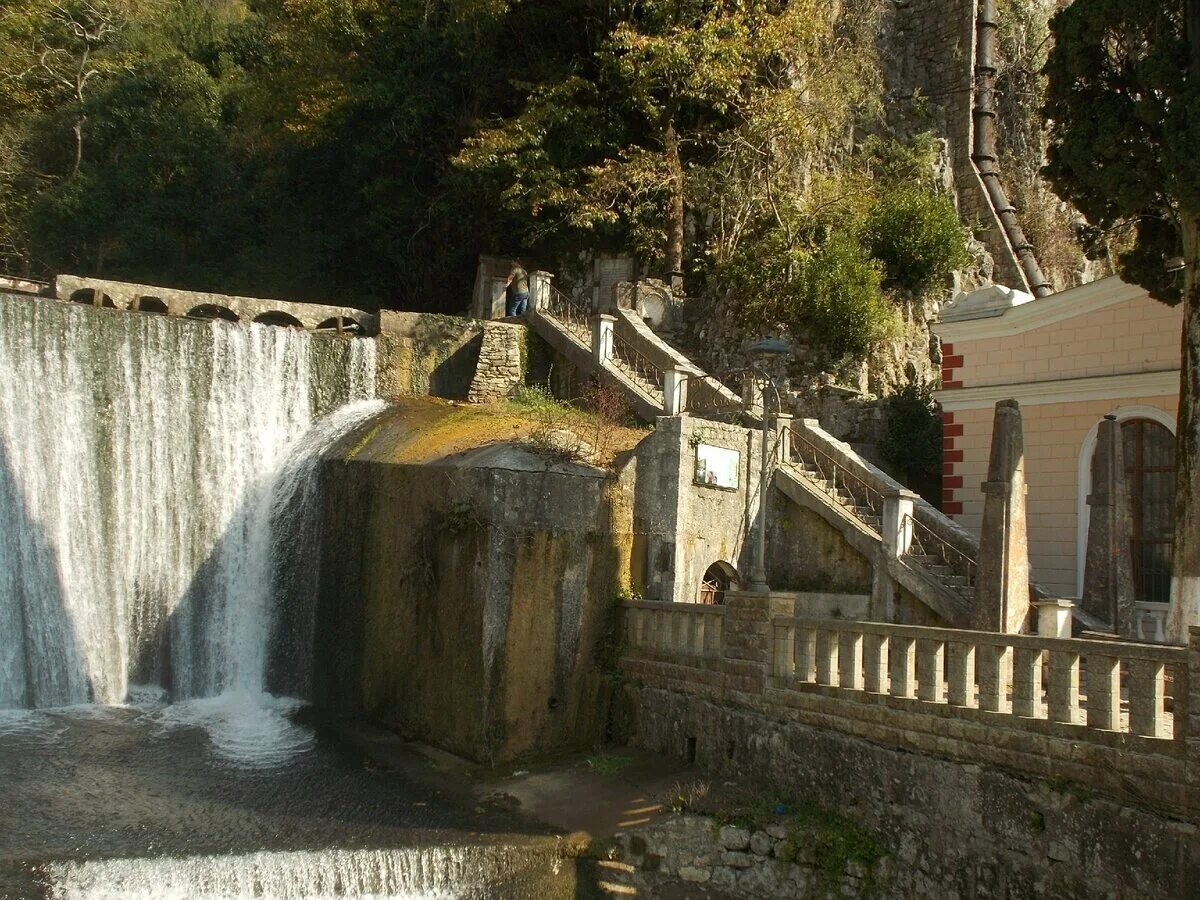 Новый афон абхазия достопримечательности. Водопад Псырцха Абхазия. Новоафонский водопад новый Афон. Водопад станция новый Афон.