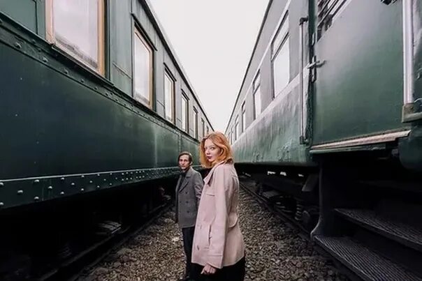 Крым с любимыми не расставайтесь. Человек рядом с поездом. Женщина в поезде. На перроне у вагона. Прощание из поезда.