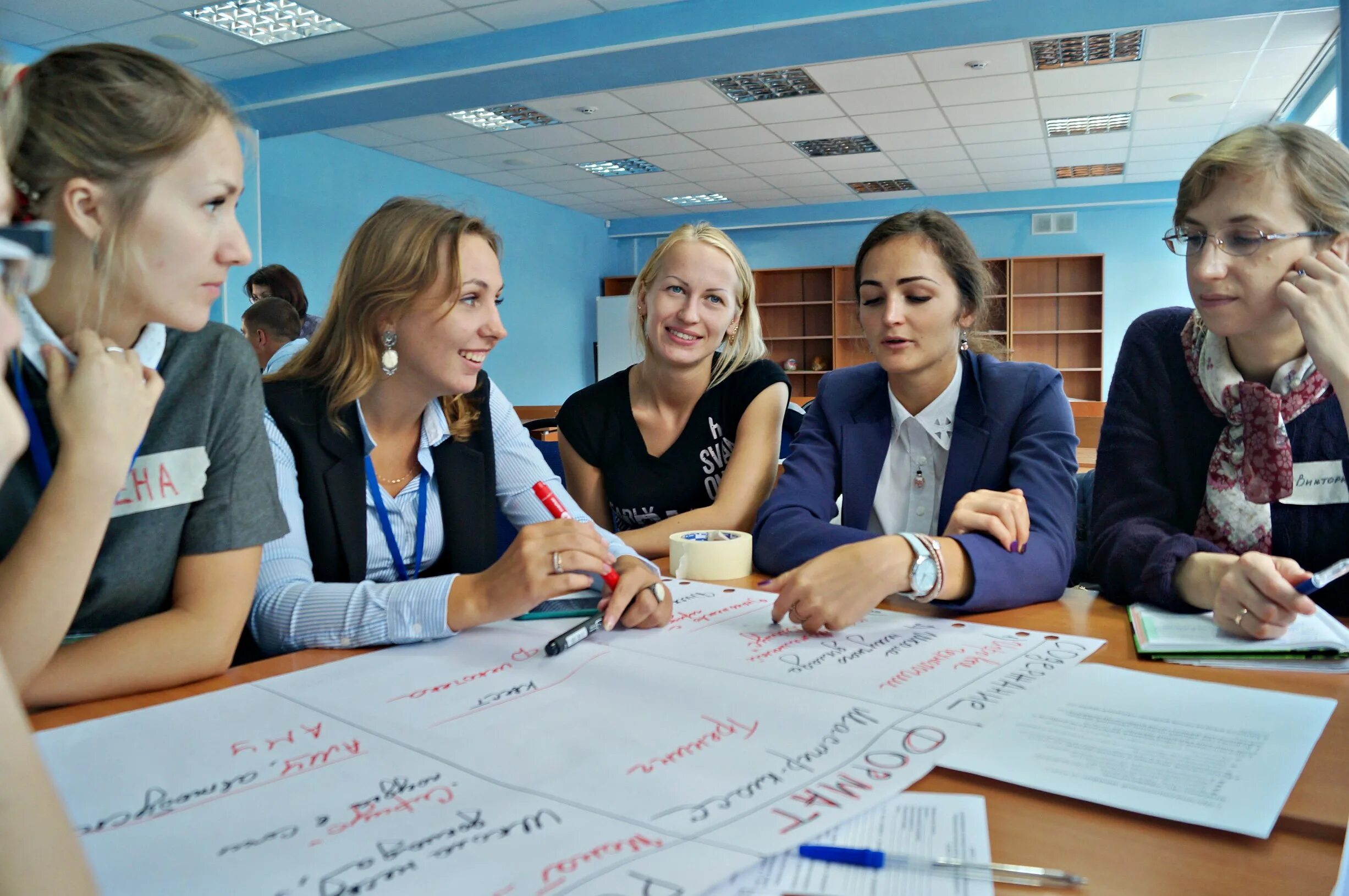 для меня школа безусловно родной дом. молодые учителя в школах. молодой специалист учитель начальных классов. учительница младших классов. молодые педагоги в школе.