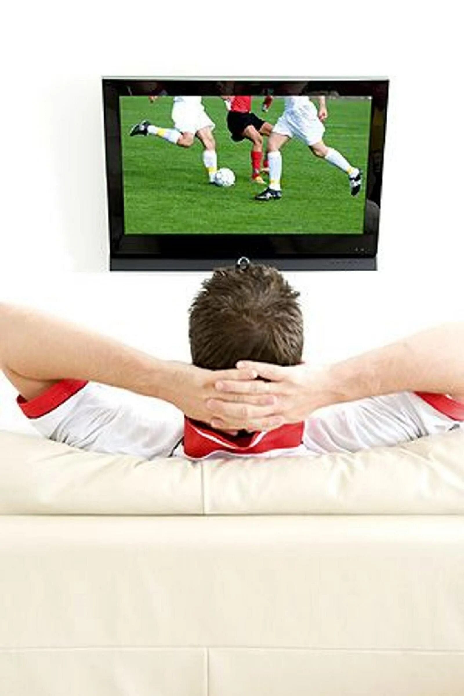Диван с телевизором с футболом. Люди смотрят футбол. Футбол по телевизору. Просмотр футбола по телевизору.