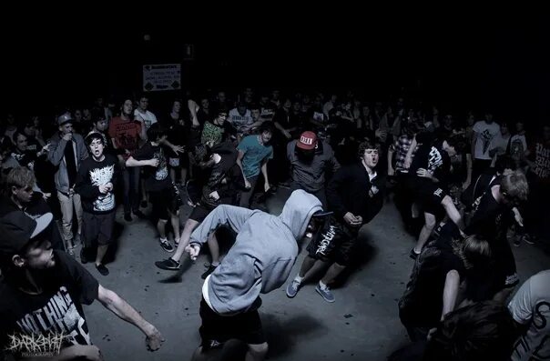 Моу мош. Мошпит вертуха. Завуч лицей 3 ртищево. Mosh pit. Мош пит слэм.