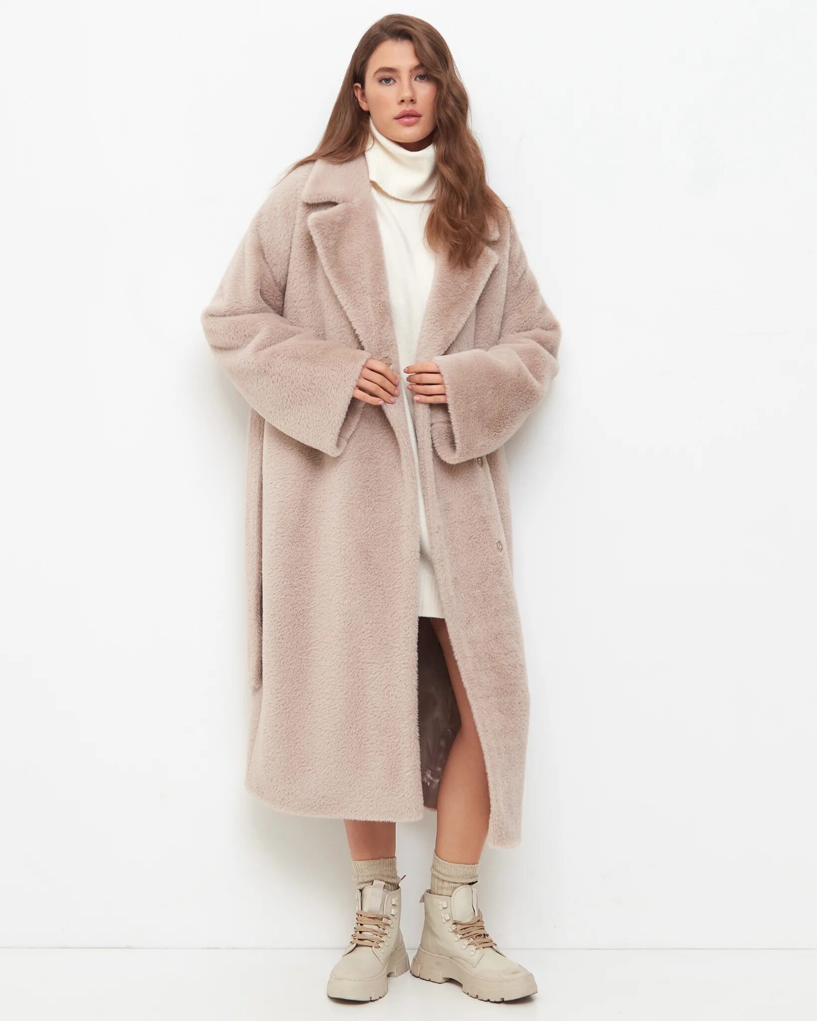 Мех альпака шуба. Мех альпака шуба. Альпака пальто с мехом. Пальто альпака в вайдберилес. Натуральная шуба из альпаки.