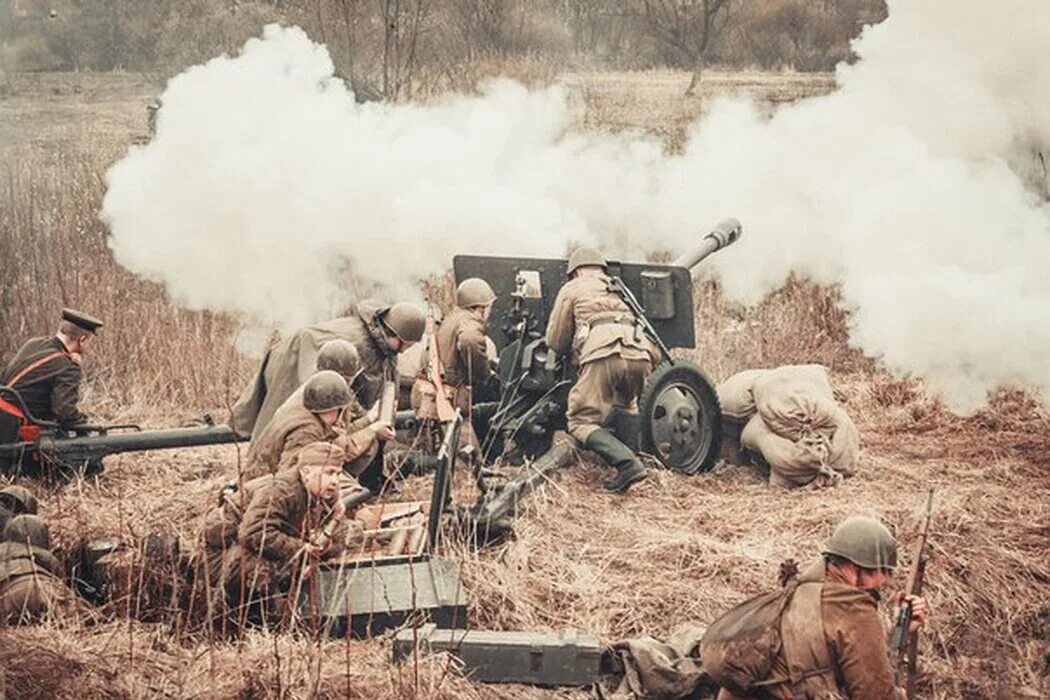 Военная последний бой. Военно-историческая реконструкция "бой за деревню Корпикюля - год 1941",. Артиллерия в бою. Артиллеристы в бою. Артиллерия бой войны.