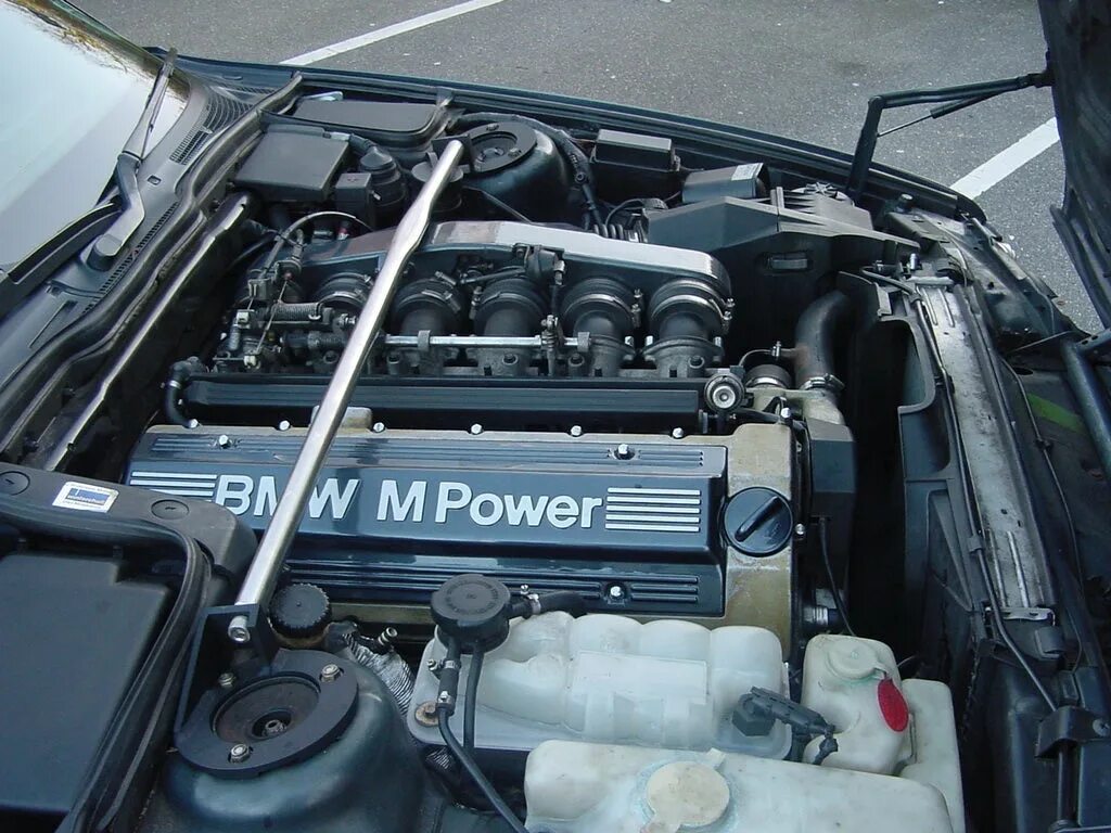 Бмв е 34 мотор. BMW e34 525i двигатель. BMW e34 2.5. BMW e34 4.4 мотор. Мотор 3.4 БМВ е34.