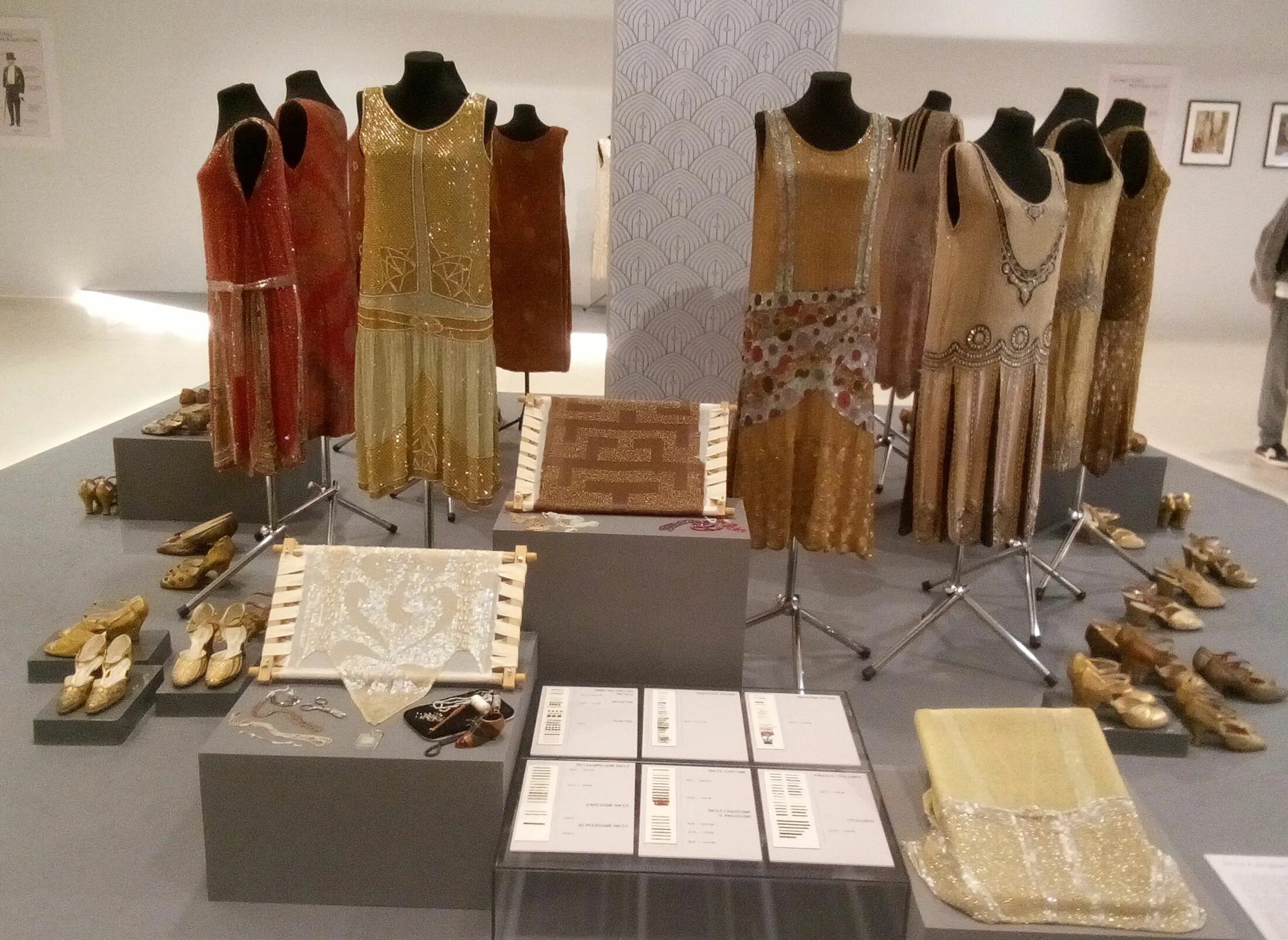 Выставки роскоши. Облаченная в роскошь женщина в арт деко выставка. Выставки роскоши. Выставка облаченная в роскошь женщина ар-деко. Выставка арт деко вднх.