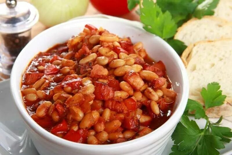 Фасоль быстро и вкусно. Фасоль с копченой грудинкой. красная фасоль тушеная. фасоль по бретонски. бобовые с копченой грудинкой.