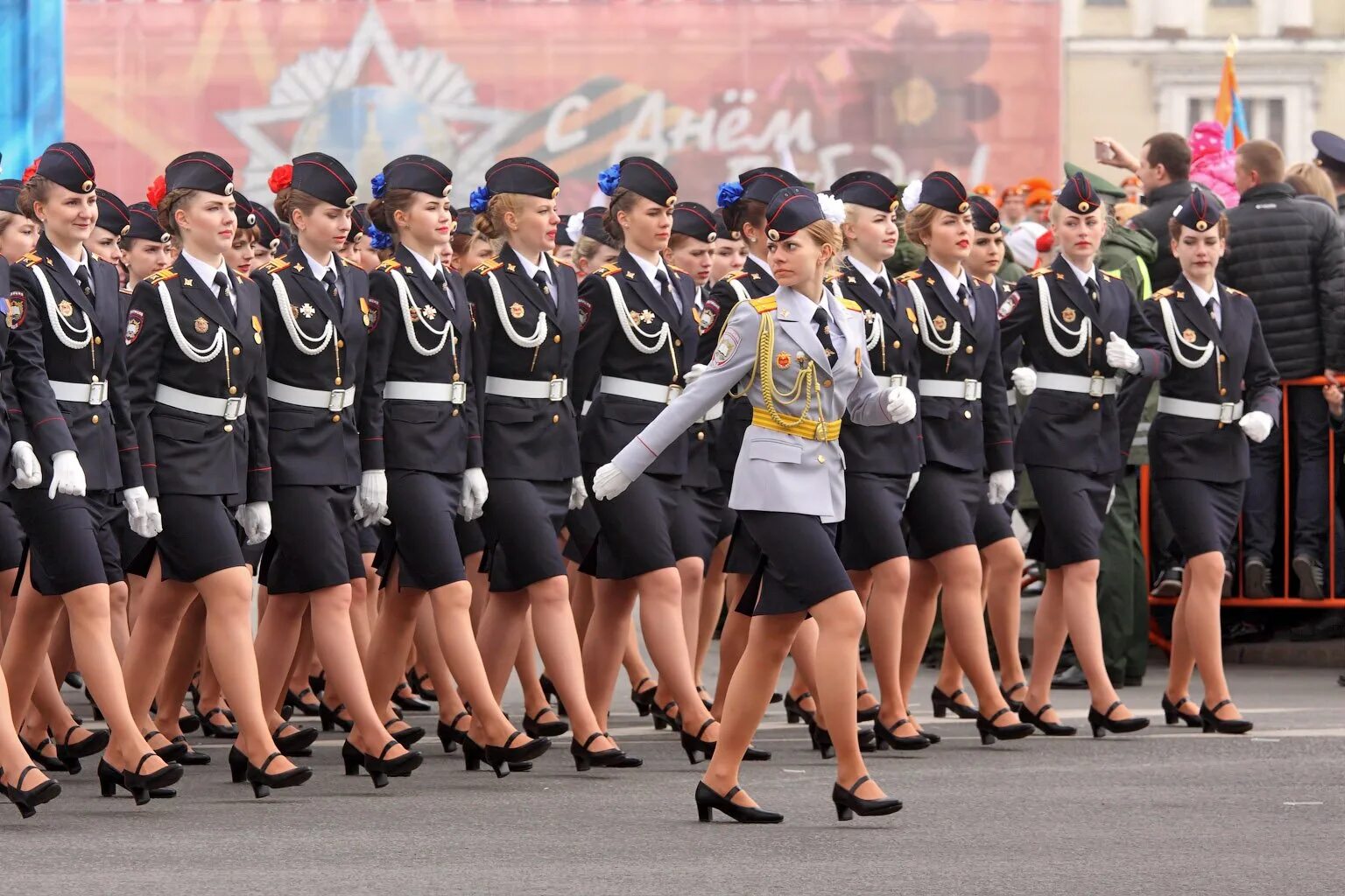 Задание на параде. Девушки на параде. Девушки на параде Победы. Девушки маршируют на параде. Женщины военные на параде.