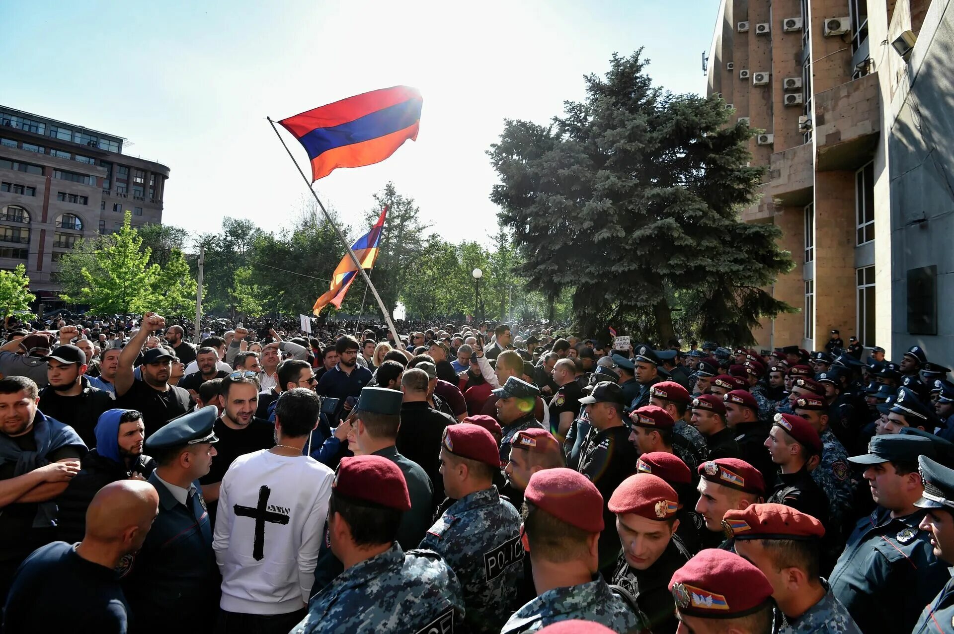 Сотни задержанных: митинг против Пашиняна в Ереване - Газета.Ru
