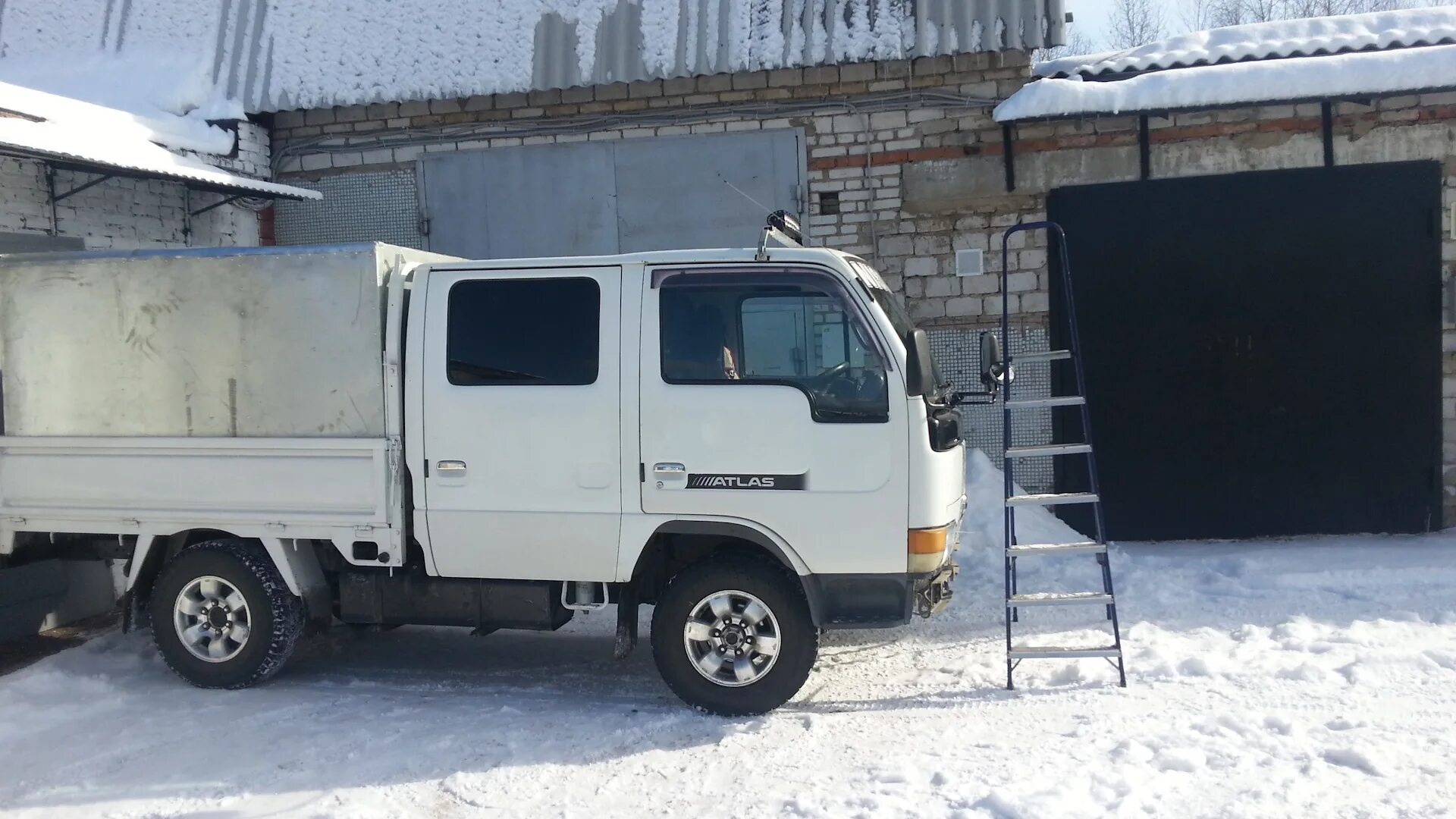 Ниссан атлас 2000 двухкабинник. Ниссан атлас двухкабинник с будкой. Mitsubishi Canter fd501b 4 WD двухкабинник. Nissan Atlas Camper. Дром купить ниссан атлас