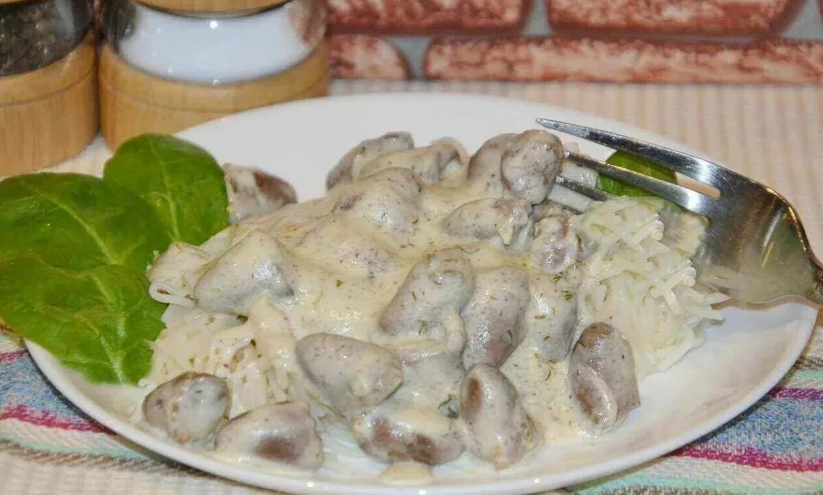 Рецепт куриных сердечек в сливочном соусе. Полкило куриных сердечек. куриные сердечки в сливках. сердечки в сметанном соусе. куриные сердечки в сливочном соусе.