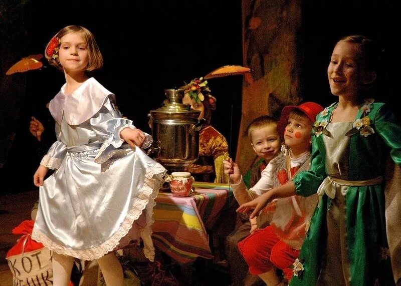 кукольный театр топотушки. поляна сказок театр спб. дети на сцене театра. театр мультяшный. детский театр.