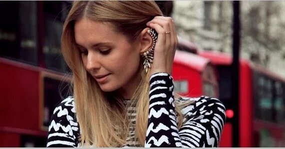 ондриа хардин. волосы заправленные за уши. челка на пробор на длинные. прямые волосы за уши. заправить волосы за ухо.