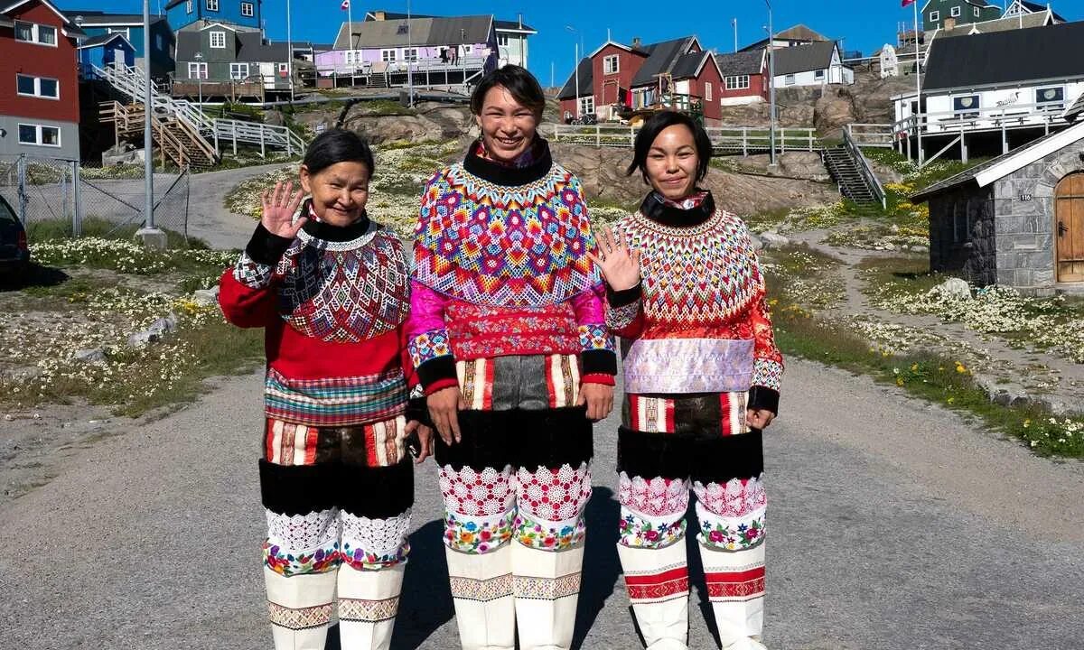 Нуук Гренландия население. Эскимосы инуиты. Гренландские Эскимосы инуиты. Гренландия население иинуиты. Иннуиты какой народ