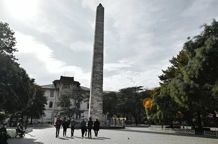 Обелиск стена