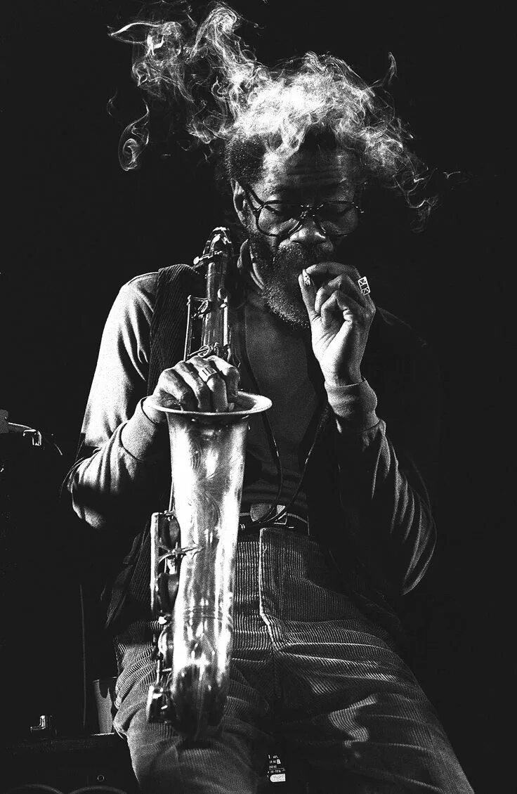 Дымок джаз. Желтый дым на черном фоне. Соло на трубе абстракция. Саша джаз дым кальяна. Саша джаз.