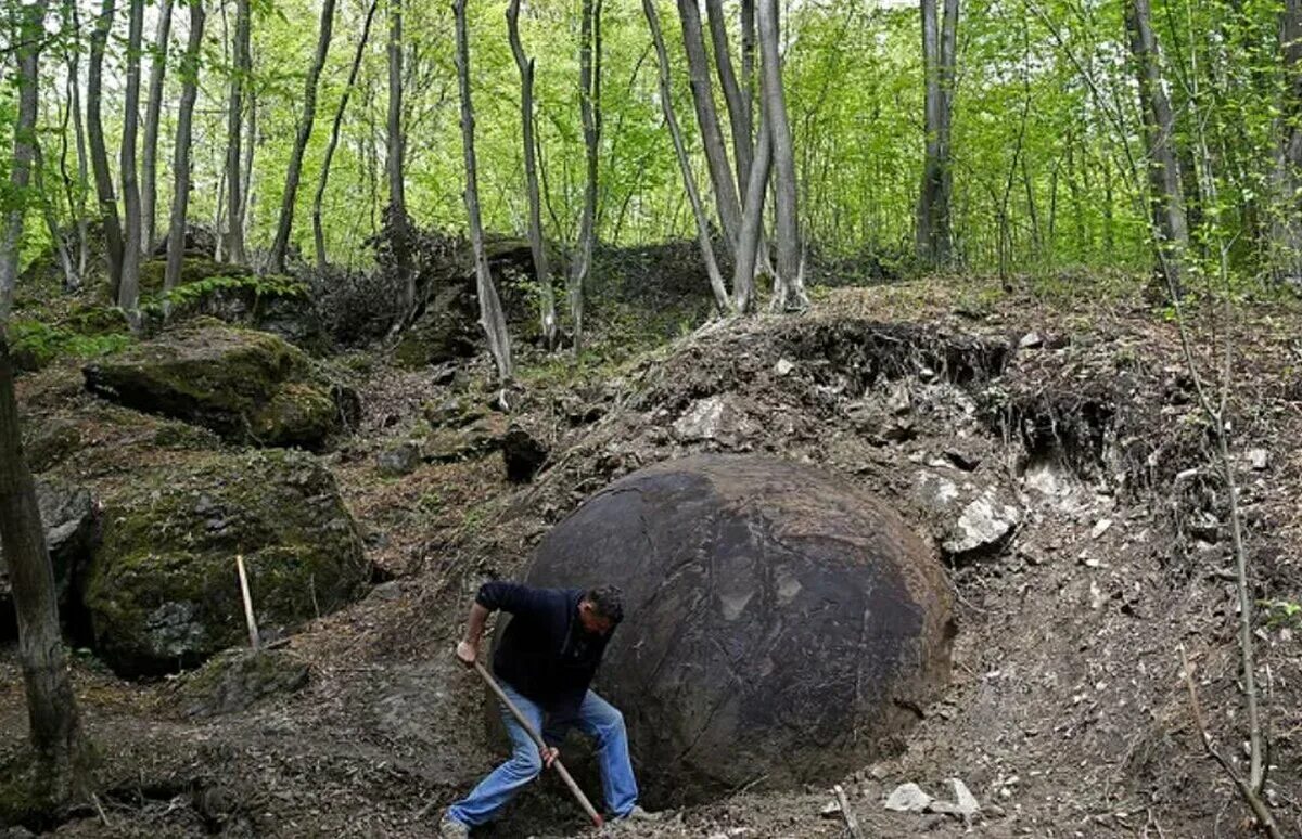 Каменные шары Боснии. Каменный шар в лесу. Необъяснимое в природе. Необъяснимые места на планете.