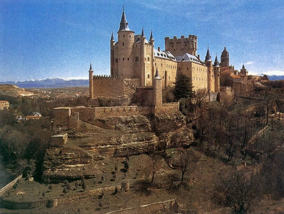 Замок Алькасар, Сеговия, IX В.. Замки Кастилии Испания. Замок Кока, Сеговия, Испания. Алькасар в Сеговии.