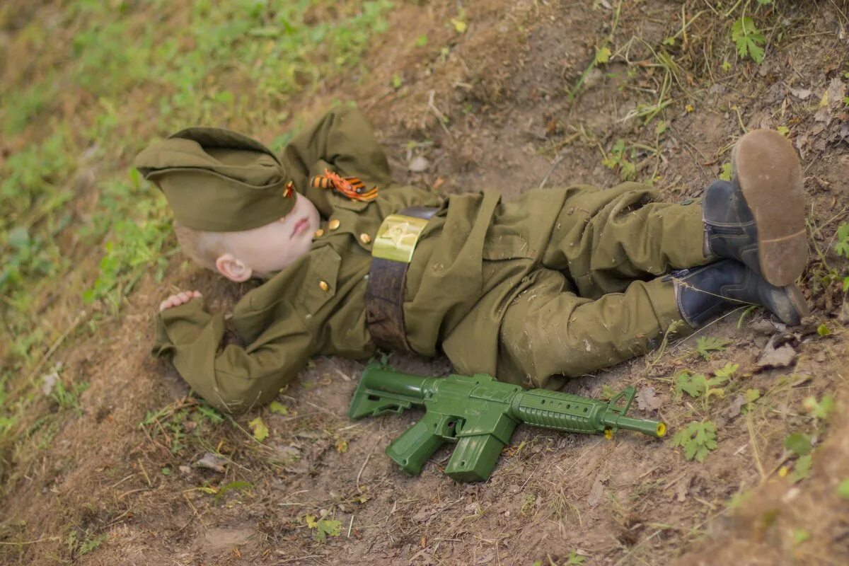 Уставшим от войны. Смешной солдат. Военный солдат.