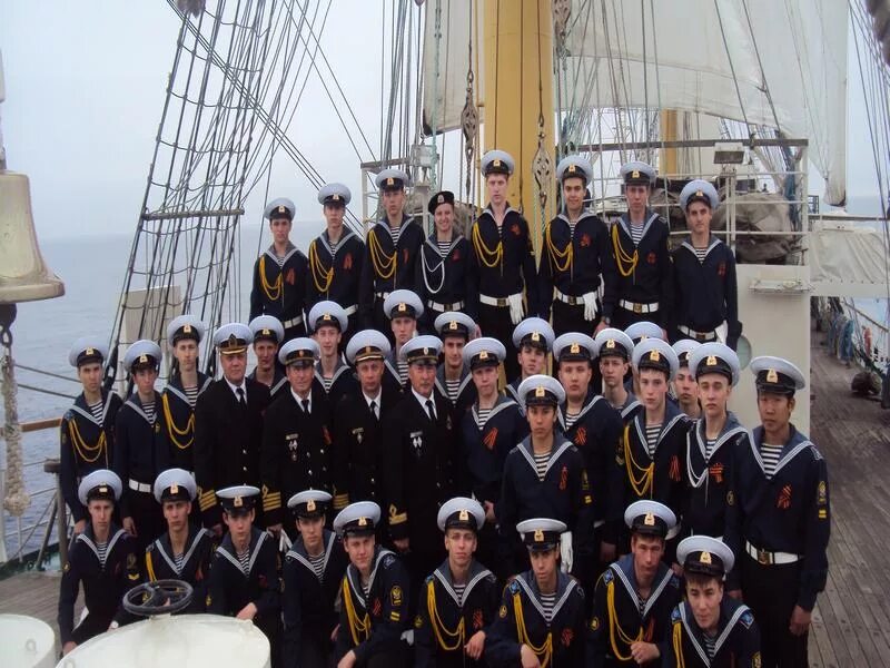 Текст призывной сигнал трубы поразил экипаж. Парусник паллада экипаж. халезов моряк фрегат паллада. форма парусного экипажа. курсанты моряки на практике.