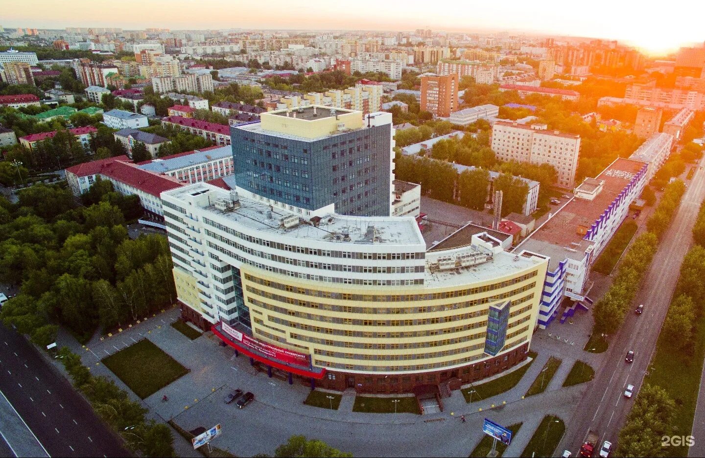 Индустриальный университет тюмень. Нефтегазовый университет тюмень. University тюменский индустриальный университет. Тюменский государственный нефтегазовый университет. Тюменский индустриальный университет.