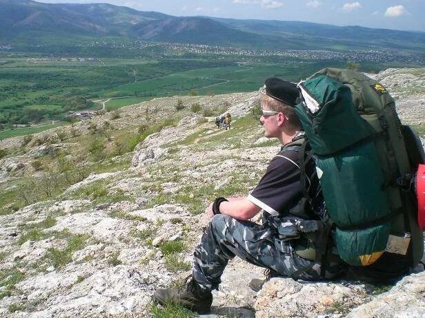 Ночевка на байкале. Инструктор в походе. Инструктор по туризму профессия. Турист 2010 джонни депп. Шляпа путешественника.