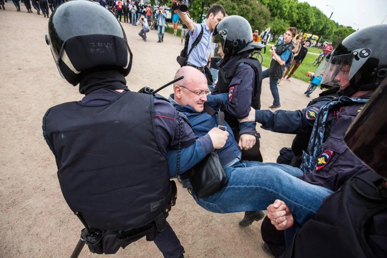 Злостное неповиновение. Неповиновение сотруднику полиции. Нарушитель общественного порядка. Физическая сила сотрудников полиции.