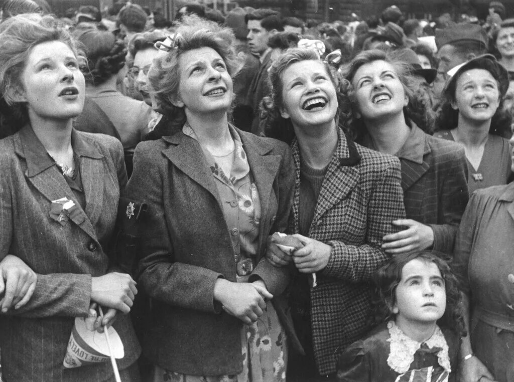 Советские женщины. Советские люди. Радостные советские люди. Счастливые советские люди. Сколько лет было в 1945